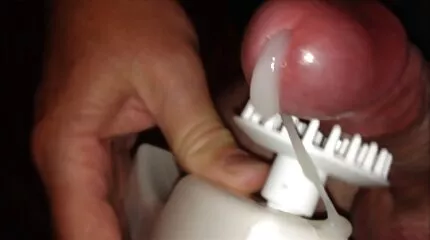 Het meisje serveert een blowjob aan haar nederlands gesproken porno man en de menigte van zijn vrienden.