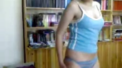 Blondine zuigt lul en neukt in de truck. echte nederlandse porno