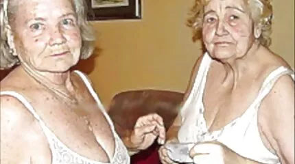 De kleedkamer is gepassioneerd over lesbische seks. nederlands gesproken pornofilms