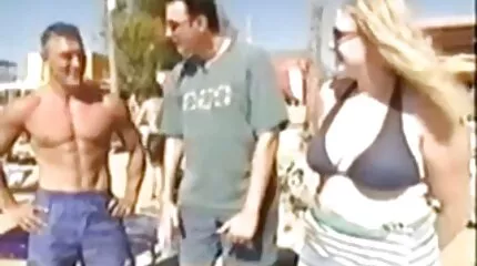 Tara Ashle diverte nederlandse porno videos heeft plezier met een zwarte rapper.