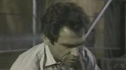 Baas ned porno films neukt met een man op de tafel.