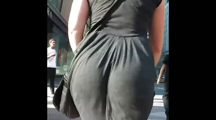 Het meisje wast en masturbeert haar kutje voor het gratis nederlands porno publiek.