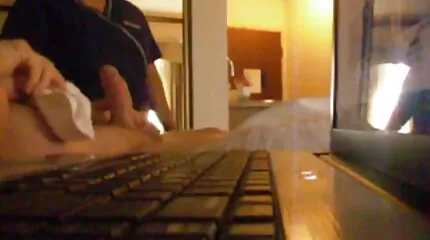 Loiza masturbeert en klaarkomt eerste nederlandse pornofilm in beweging.