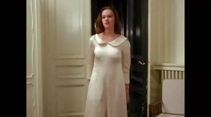 Pop met siliconen tieten nederlandse familie porno zuigt lul en neukt de eigenaar.