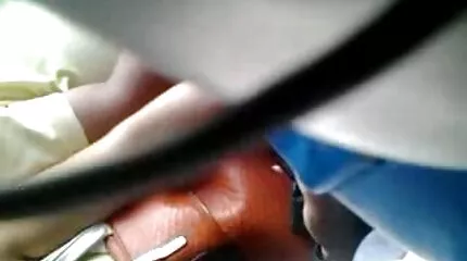 Een vrouw nederlands gesproken pornofilms zuigt de pik van een man in training.