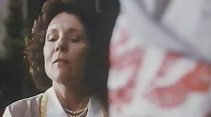 Emma Hi scopata geneukt in nederlandse porno videos wit jurk.