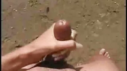 Een man zwaait lange nederlandse pornofilms een pik in de kont van een meisje.