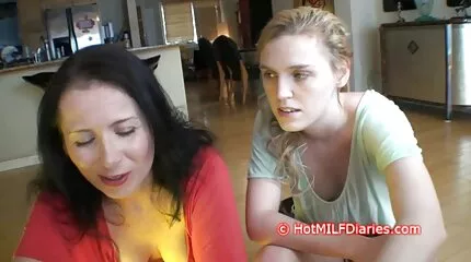 Stiefmoeder bent de nederlandse trio porno meisje naar lesbisch seks. Kleine tieten Kussen.
