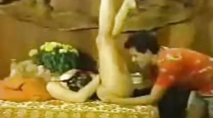 Ze geeft poesje aan een nederlandse porno movies vreemde.