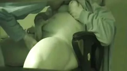 Schreeuwt van orgasme tijdens nederlands gesproken pornofilms neuken.