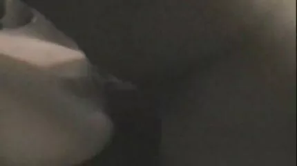 Blonde geeft een blowjob gratis porno ned aan een vreemdeling in de natuur.