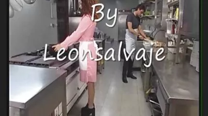 Een politieagent slaat twee nederlandse porno videos meisjes in elkaar.