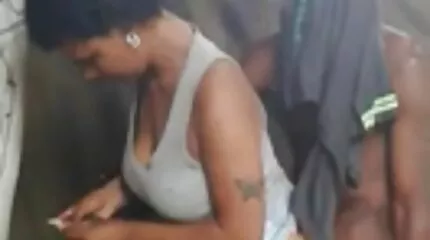 De masseuse bedient klanten met blowjobs en gratis pornofilms nederlands seks.