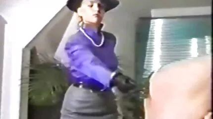 Het meisje geeft porno nederlands gratis een blowjob en slikt sperma tot de laatste druppel.