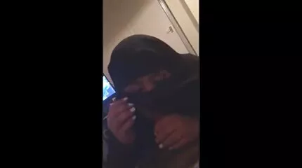 Heks met pornofilm nederlands bril geneukt in Poesje.