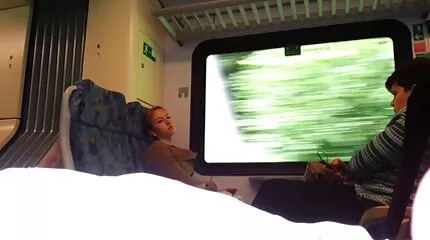 Rijden op een pik in een milf is aangenamer dan tanchiki in de console. nederlandse trio porno