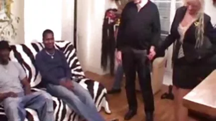 Martelen van een vastgebonden meisje met speelgoed en een gratis porno nederlands lul.