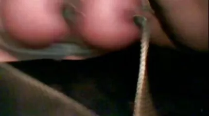 Het meisje masturbeert effectief haar kutje op oudejaarsavond. pornofilm nederlands