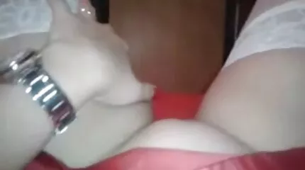 Hij glijdt nederlandse familie porno in de sleuf in de keuken.