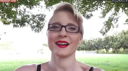 Een arrogante rondborstige nederlandse trio porno bullebak neukt een agent en zuigt ijverig zijn pik.