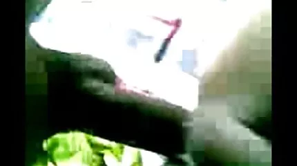 De brunette nederlandse gratis porno wordt nat en toont haar charme.