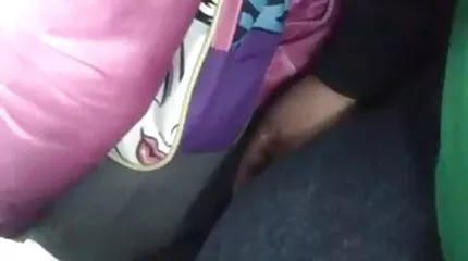 De nederlandse porno tube blonde bevalt een zwarte man met een pijpbeurt in de sportschool.