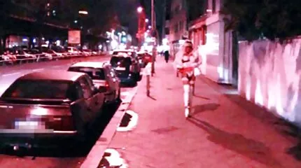 Een blonde tepel poetst de pik van een vreemde voor een doel. nederlandse porno movies