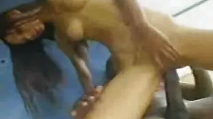 Dikke lul gratis ned porno bij het zwembad.