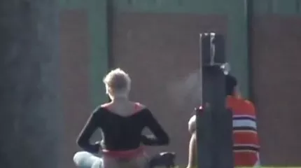 Hij hamert een brunette free nederlands porno in de kont met een dildo.