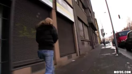 Het blondje domineert het blonde meisje. nederlands gesproken porno
