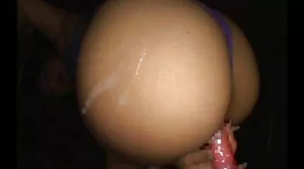 Nanc a a got naar beneden nederlandse pornofilmpjes naar de grond voor een creampie van de kapitein.
