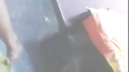 Masseuse zuigt klant en fucks op pornofilm nederlands tafel.